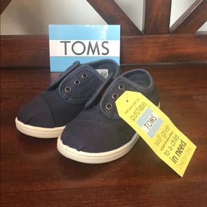 Toddler dark navy canvas Tom’s size 8.